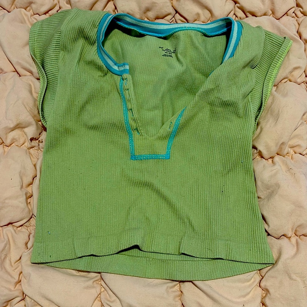 Cropped green shirt